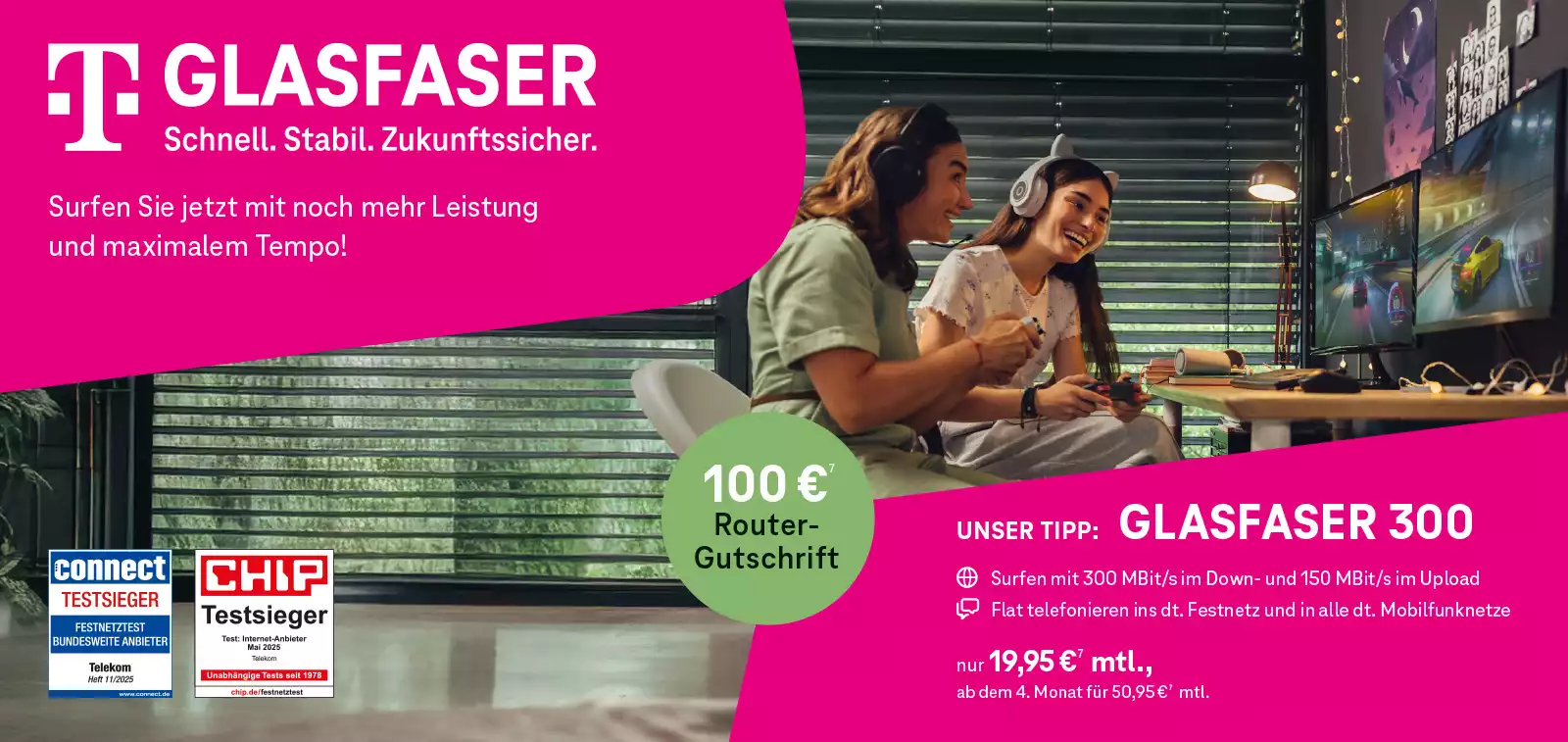 Telekom Glasfaser Tarif: Zwei Gamerinnen zocken am PC mit Headsets zuhause