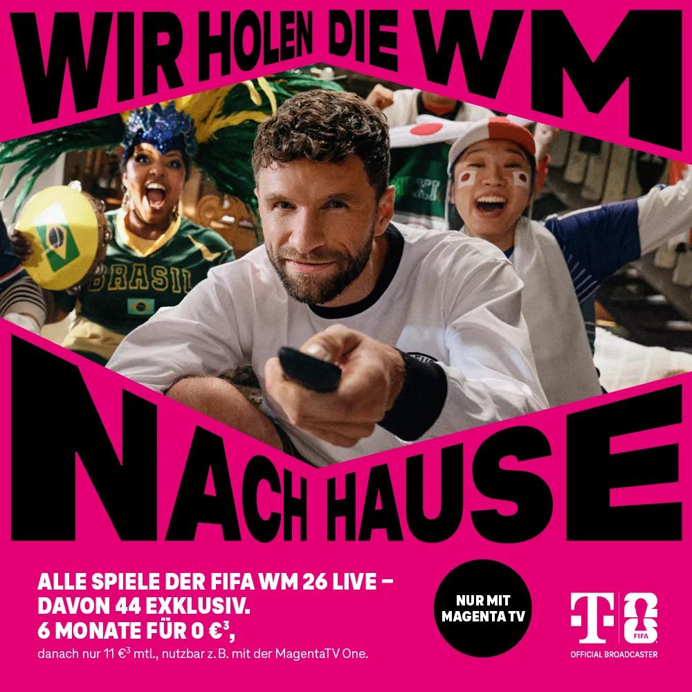 Fans jubeln vor TV, Text „Wir holen die WM nach Hause“ FIFA WM 26 live